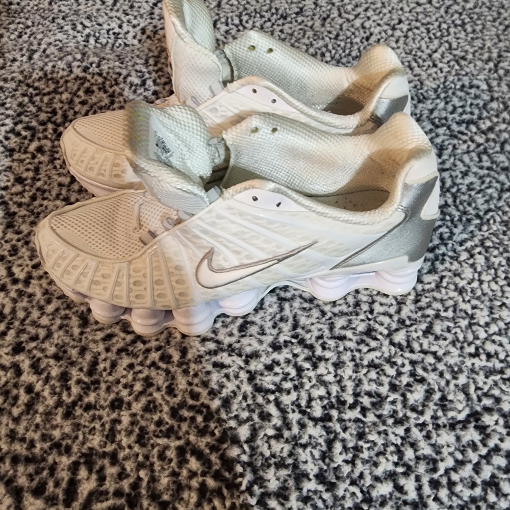Nike Shox White Athletic Shoes - Picture 6 of 8